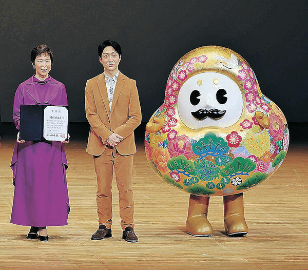 国民文化祭の１年前プレイベントに登場した（左から）若村さん、野村さん＝昨年１０月、七尾市の能登演劇堂