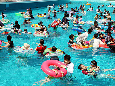 富山県射水市の太閤山ランドでプール開き　４季ぶり入場制限なし