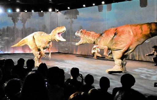 フクイラプトルやアロサウルスなどが登場した大迫力のショー＝７月２２日、福井県勝山市の県立恐竜博物館