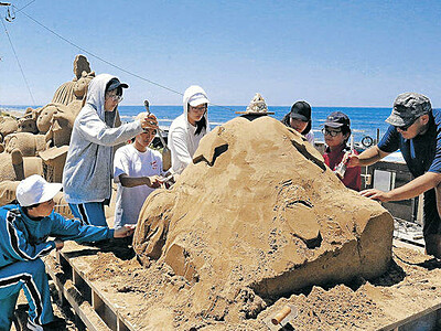 砂像で国文祭ＰＲ　 千里浜、羽咋工高生が制作開始