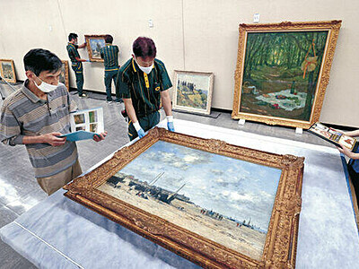 洋邦名画出番待つ　「富士美術館展」２８日開幕　石川県立美術館で展示作業