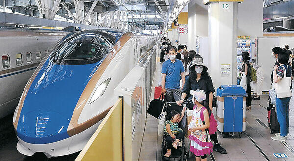 長い列をつくる北陸新幹線の乗客＝２０２２年８月、金沢駅
