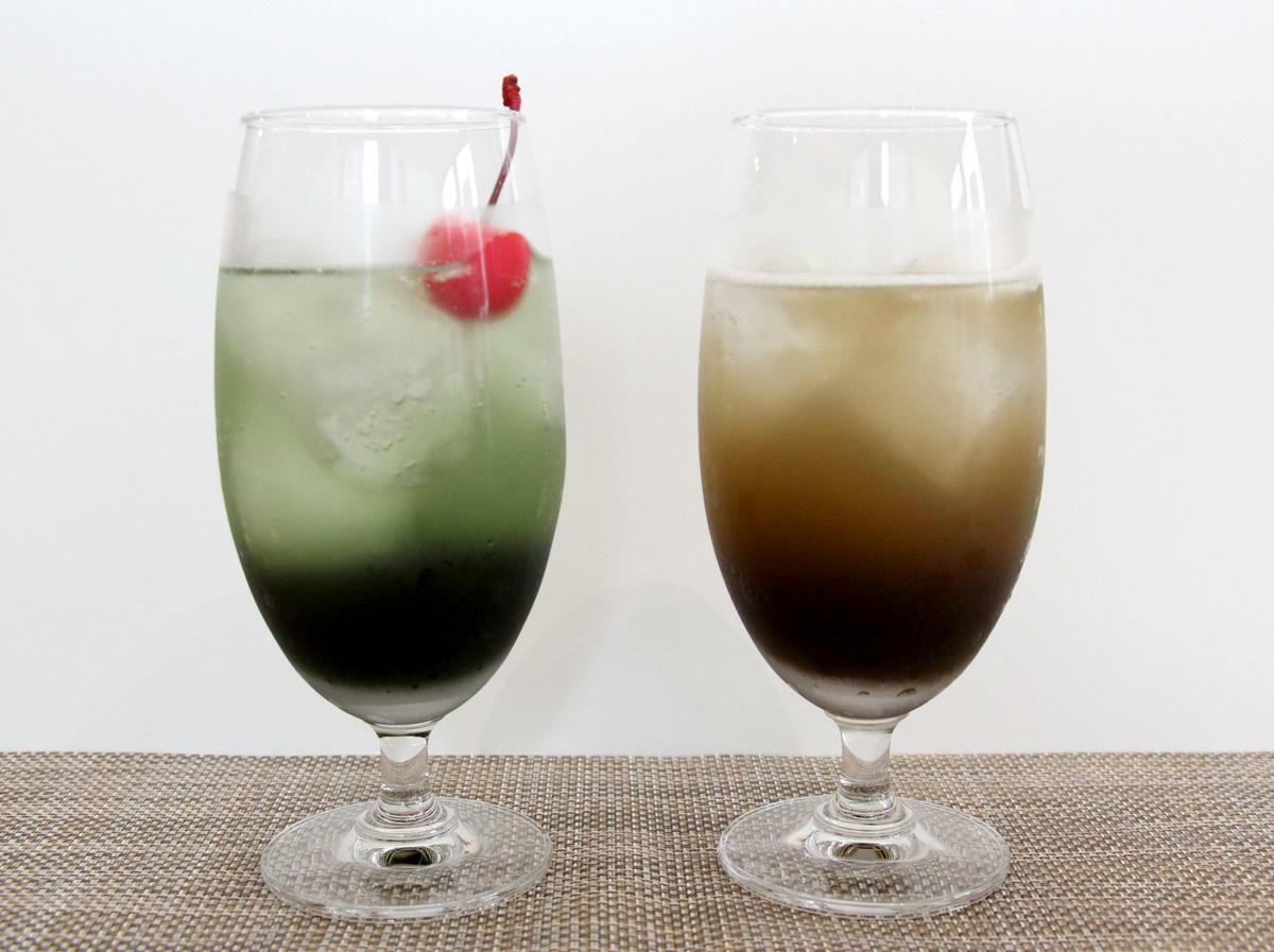 燕三条鉄シリーズのシロップを炭酸水で割ったメロンソーダ（左）とコーラ
