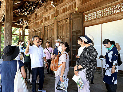 訪日客誘致へ石川の通訳ガイド招く　高岡の瑞龍寺・勝興寺で視察会