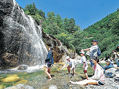 行楽客、姥ケ滝で涼　山の日、白山麓の観光地にぎわう