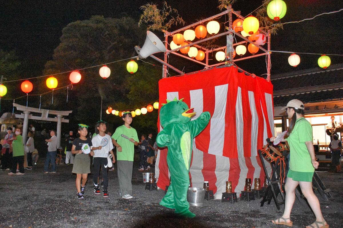 納涼盆踊りで初披露された河童踊り＝８月１３日夜、福井県美浜町佐田の帝釈寺