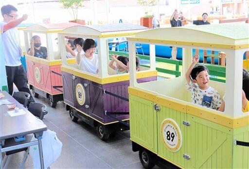 ミニ電車を楽しむ子どもたち＝８月２１日、福井県福井市のハピテラス