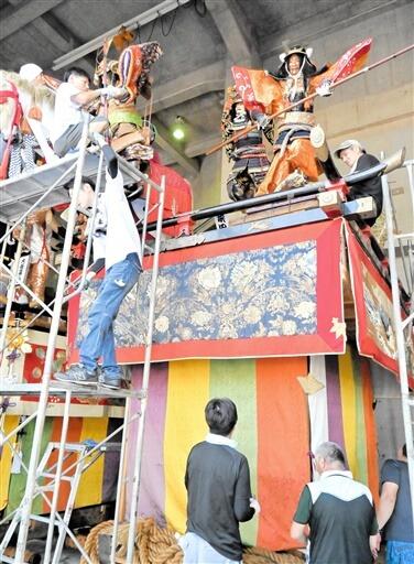 敦賀まつりで巡行する山車を組み立てる住民ら＝８月２７日、敦賀市みなとつるが山車会館