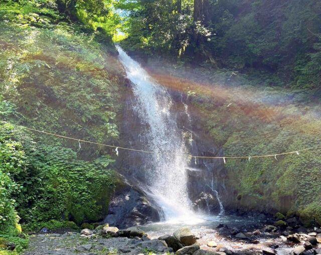 一乗谷の奥地にある一乗滝。運が良ければ虹も見える＝福井県福井市