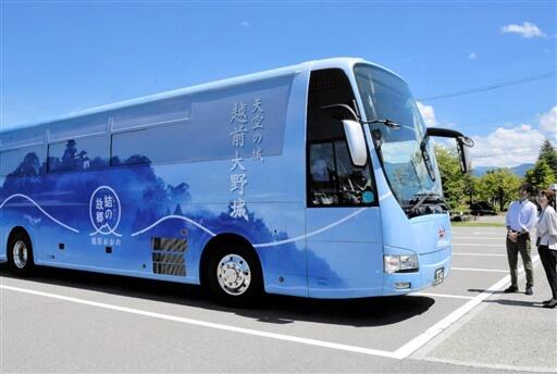 越前大野城のラッピングを施したバス＝８月２９日、福井県大野市役所