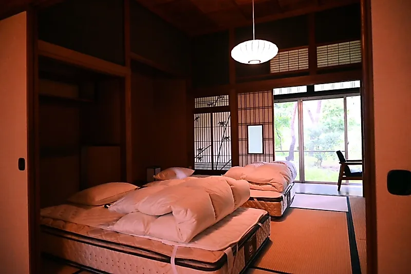 和室にベッドが置かれた松頼庵の寝室