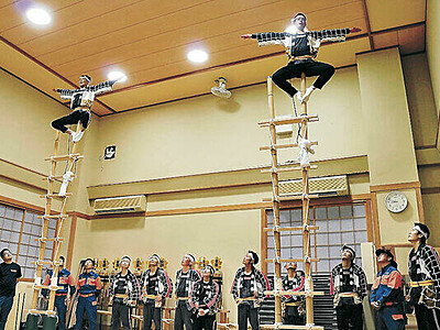 加賀とびはしご登り、１０日３会場で妙技　 ５０周年で保存会　４９分団３００人