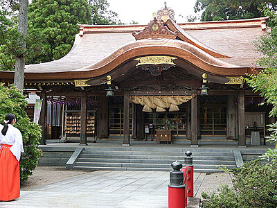 社殿輝き取り戻す　南砺の高瀬神社、半世紀ぶり銅板屋根ふき替え