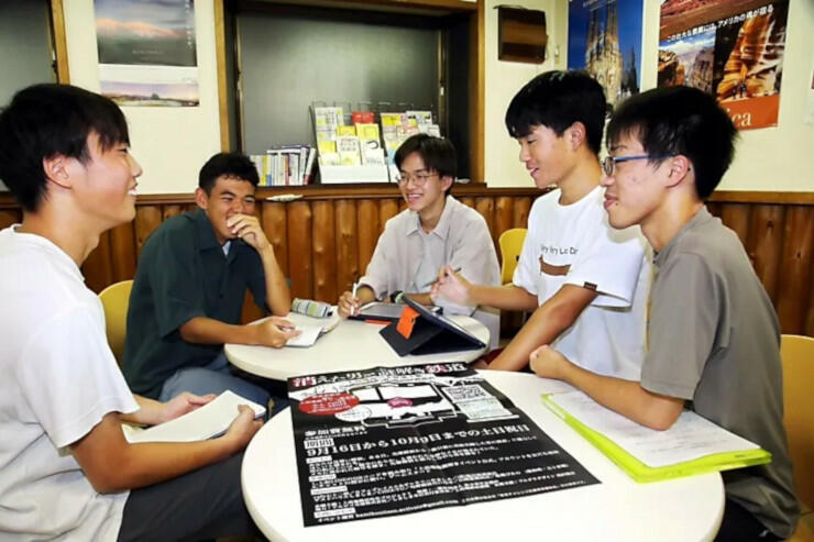 イベント開催に向けて話し合う松本蟻ケ崎高校の生徒ら