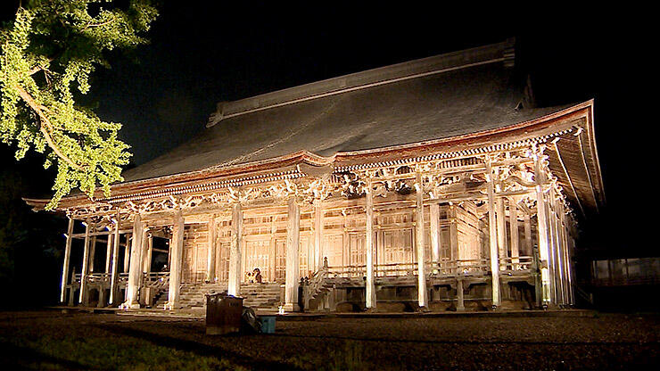 過去にライトアップされた勝興寺の本堂。荘厳な姿が美しく浮かび上がった