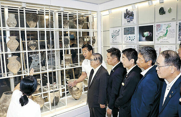 土器の展示について説明を受ける馳知事（左から２人目）ら関係者