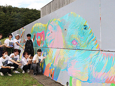 カラフル巨大壁画完成　富山・大山地域でリビング・アート