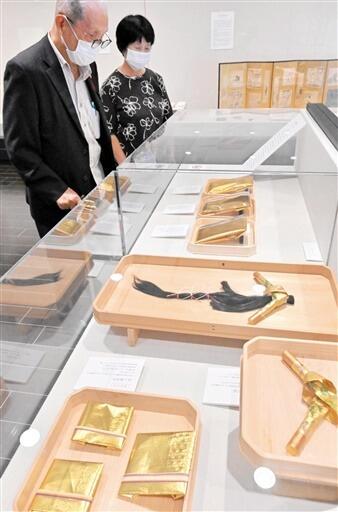 和紙に本金箔を施し再現したきらびやかな折形＝９月１５日、福井県越前市の紙の文化博物館