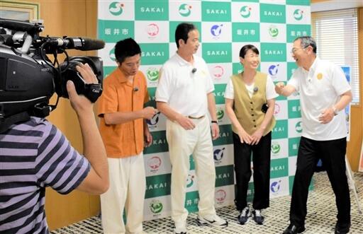 カメラの前でディスクゴルフの魅力を話す池田市長（右）ら＝９月２０日、福井県坂井市役所