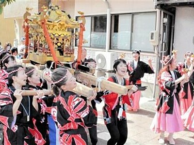 子どもの担ぎ手減り...女みこし、威勢良く　福井市の毛矢黒龍神社で例大祭