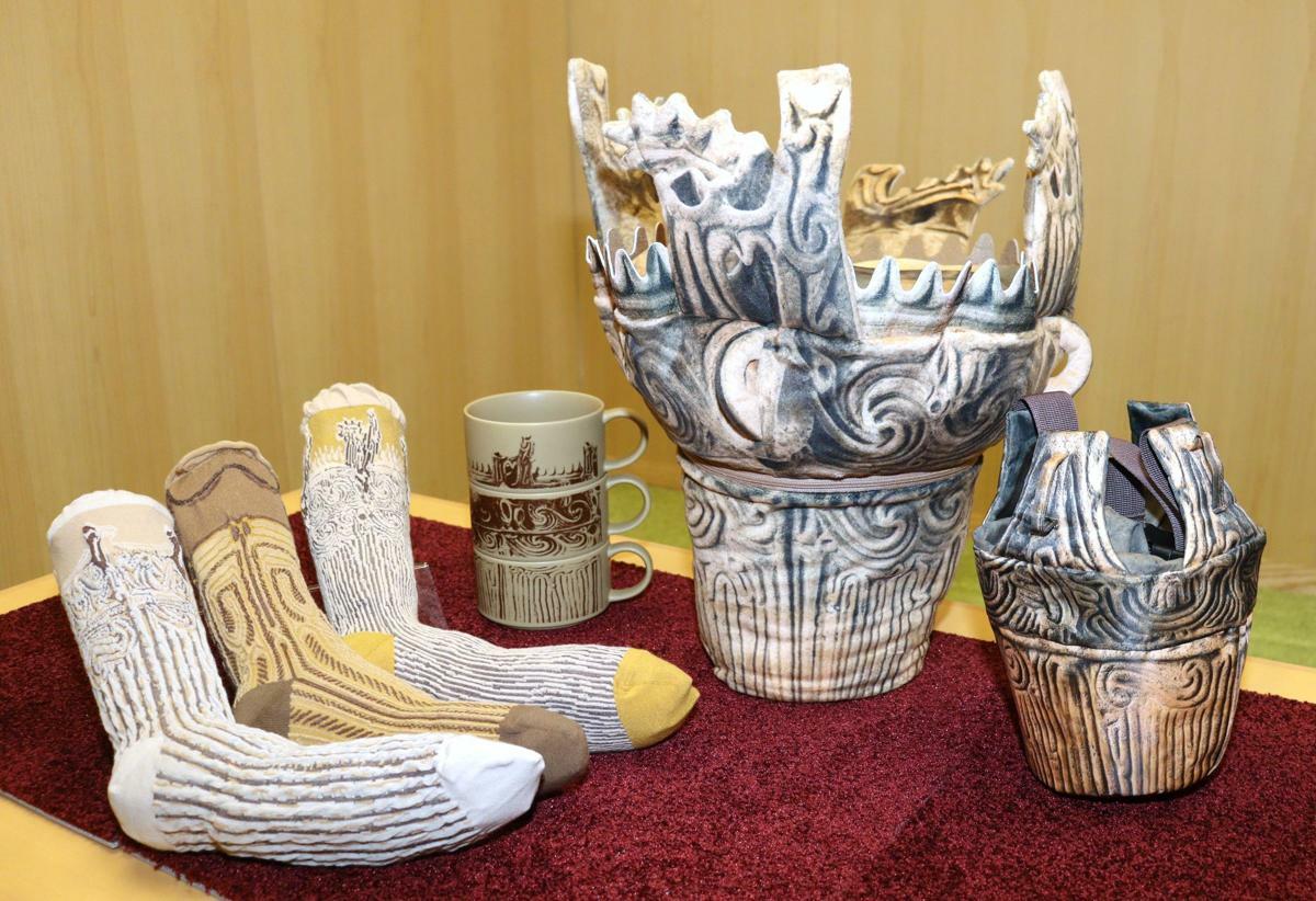 開発された縄文土器グッズ。右からランチバッグ、クッションカバー、スープマグ、靴下＝十日町市博物館