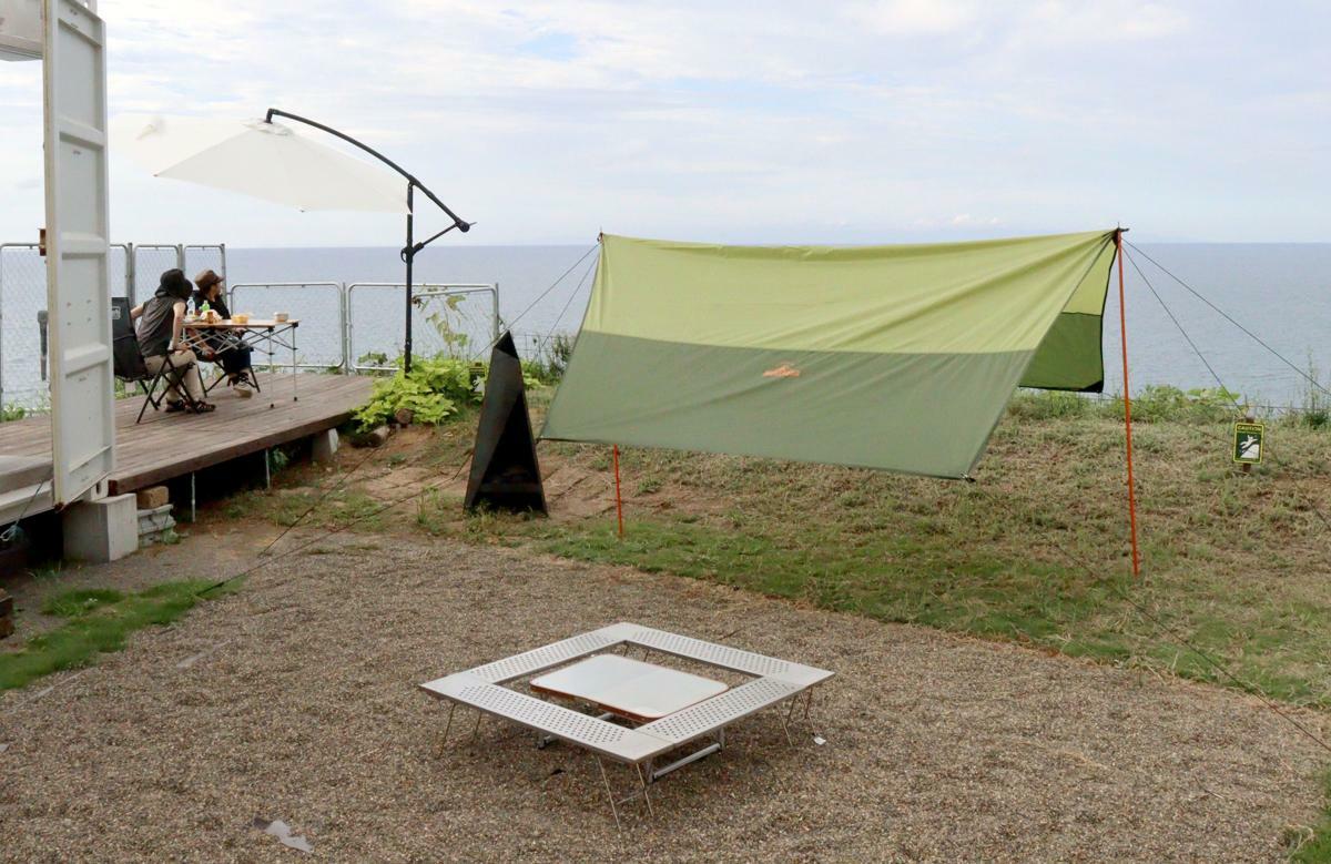 海を見ながらキャンプを楽しめる「ｓｏｒａ　ｕｍｉ　ｔｏｖｉｌａ」＝柏崎市西山町大崎