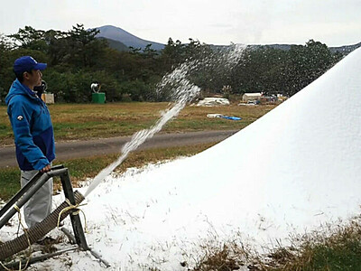 軽井沢町でゲレンデ準備着々と　今季開業に向け、人工雪づくり