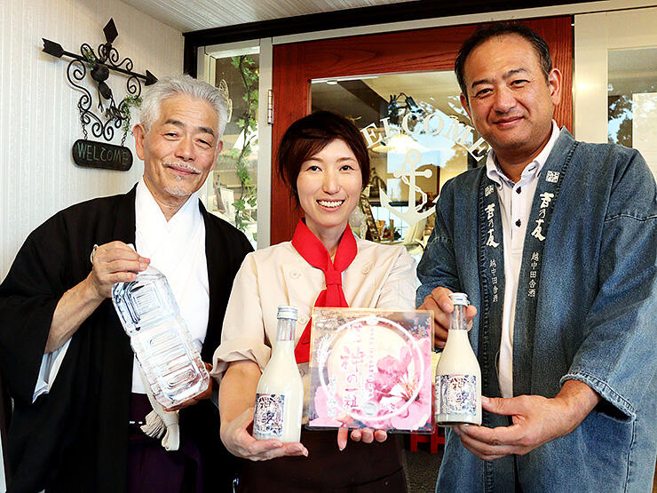 商品を紹介する左から二宮宮司、杉川さん、廣島さん
