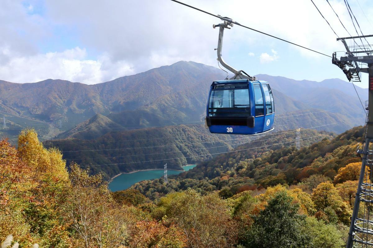 苗場ドラゴンドラから望む紅葉の見頃が近づく山々＝１０月１７日、湯沢町三国