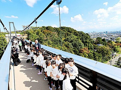 東西一望、新たな名所に　富山・呉羽丘陵フットパス連絡橋開通