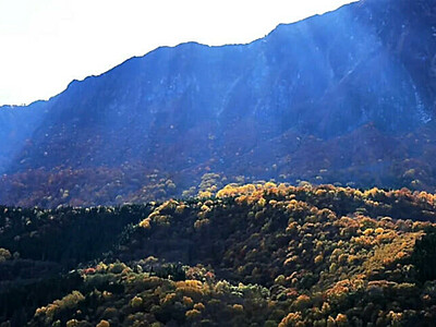 河原の足湯と紅葉の山々、秋山郷でゆったり　今週末には最盛期へ