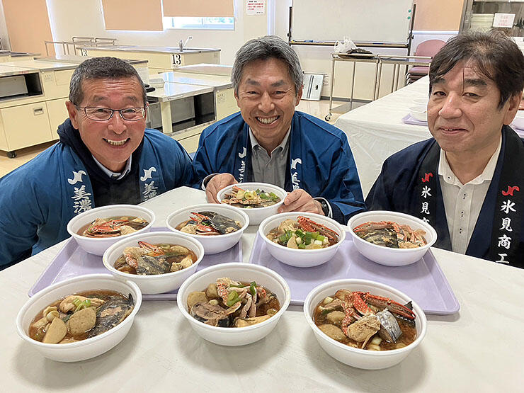 「ええとこ鍋」を披露する（左から）早川部会長、則竹会頭、西塚部会長
