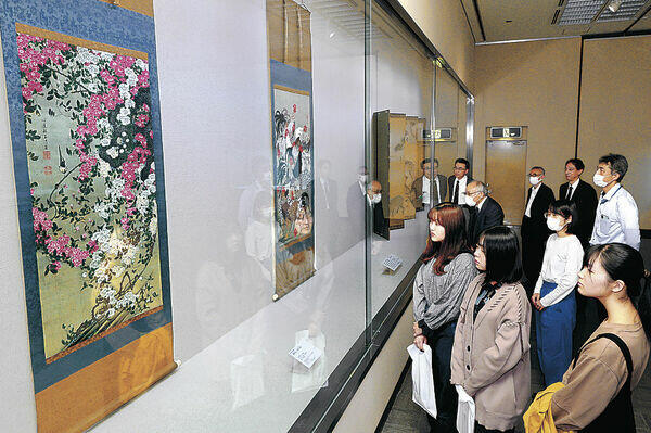 多くの来場者が訪れている皇居三の丸尚蔵館収蔵品展＝石川県立美術館