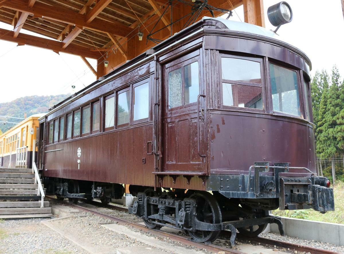 イベントで６９年ぶりに汽笛が鳴る旧蒲原鉄道の「モハ１」。後方は「モハ６１」＝加茂市長谷