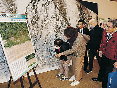 「桑島化石壁」新パネル披露　下部画像、白山恐竜パークに