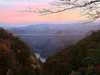 朝焼けと紅葉が渓谷で共演　飯田市の三遠南信道・天龍峡大橋