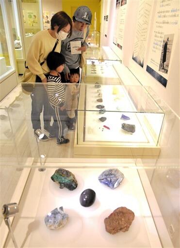 鉱物標本を眺める家族連れ＝福井県福井市の県立こども歴史文化館