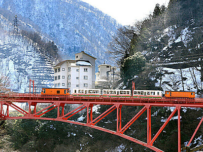 冬のトロッコで白銀の景色堪能して　富山県の黒部峡谷鉄道が２４年１、２月にツアー