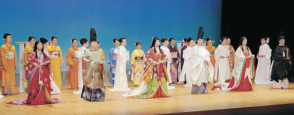 華やかな着物が次々と登場したステージ＝金沢市の石川県文教会館