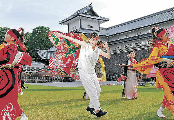 「レディ加賀」のロケでタップダンスを披露する小芝さん。加賀で市民参加のダンスが披露される＝２０２２年６月、金沢城公園