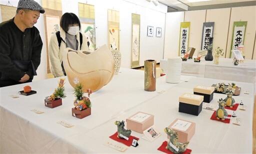 絵画や工芸作品など約２５０点が並ぶチャリティーオークション＝１１月２６日、福井県越前市ふるさとギャラリー叔羅
