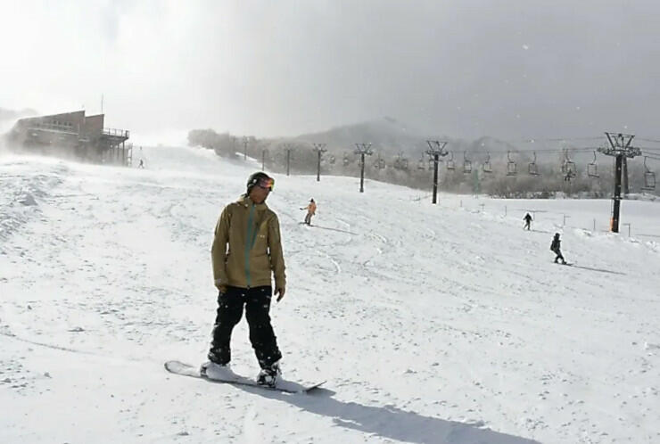 天然雪のゲレンデを楽しむスキーヤーやスノーボーダー