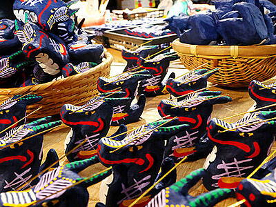 昇り「竜」の出番です　富山県南砺市で五箇山和紙えと人形作り