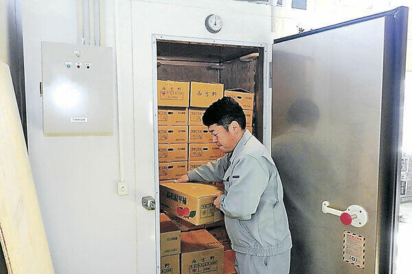 生産組合で新たに導入した高松紋平柿の氷蔵庫
