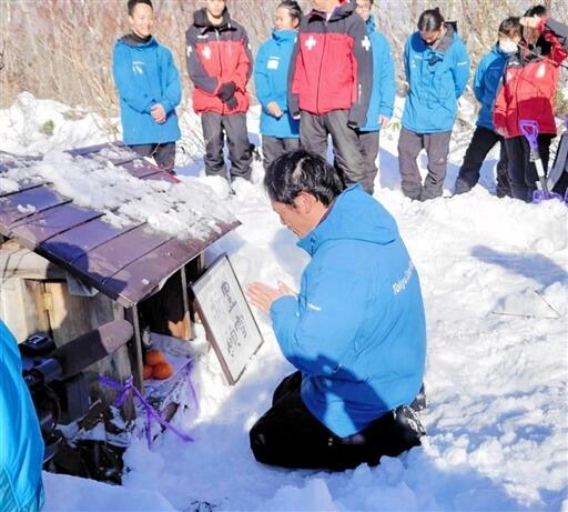 ゲレンデへの降雪などを祈願するスキージャム勝山のスタッフ＝１２月８日、福井県勝山市の法恩寺山