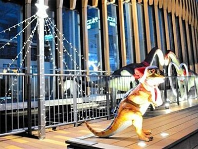 福井市観光交流センターの恐竜衣替え　クリスマス向けイルミネーション彩り
