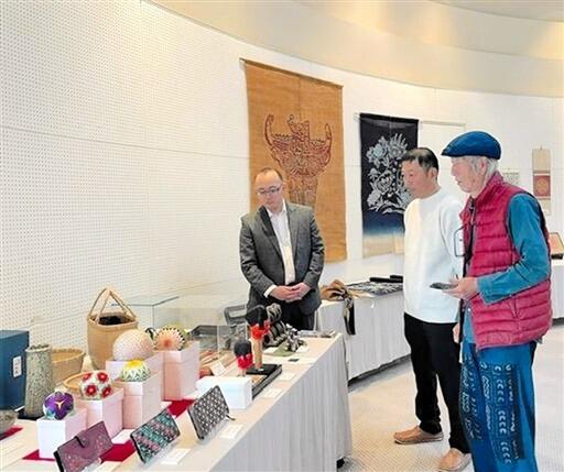 伝統の技を用た品が並ぶ「暮らしの工芸展」＝１２月１３日、福井市美術館