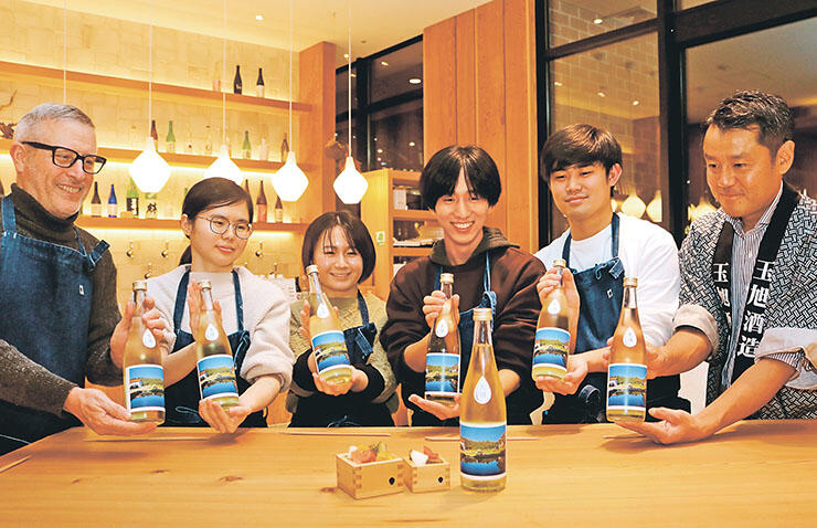 オリジナルの日本酒「Ｒｅｆｌｅｃｔｉｏｎ」をＰＲする富山国際大の学生ら