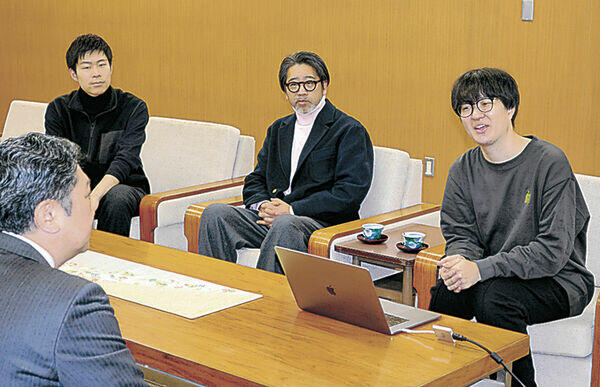 受賞の喜びを語る稲田さん（右）と宮田さん（右から２人目）＝金沢市役所