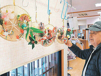 菅笠正月飾り華やか　富山県高岡市の「いっぷく処」で販売